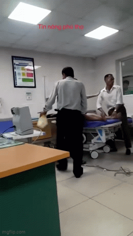 Bị người nhà tấn công, miệt thị, các bác sĩ vẫn nỗ lực cấp cứu bệnh nhân sốc phản vệ: 3 phút căng thẳng- Ảnh 3. Bị người nhà tấn công, miệt thị, các bác sĩ vẫn nỗ lực cấp cứu bệnh nhân sốc phản vệ: 3 phút căng thẳng- Ảnh 3.