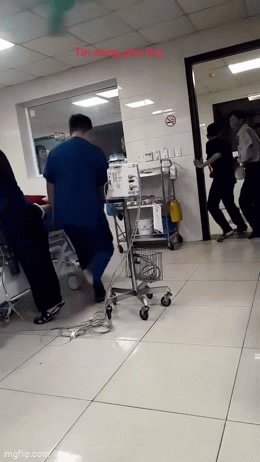 Bị người nhà tấn công, miệt thị, các bác sĩ vẫn nỗ lực cấp cứu bệnh nhân sốc phản vệ: 3 phút căng thẳng- Ảnh 2. Bị người nhà tấn công, miệt thị, các bác sĩ vẫn nỗ lực cấp cứu bệnh nhân sốc phản vệ: 3 phút căng thẳng- Ảnh 2.