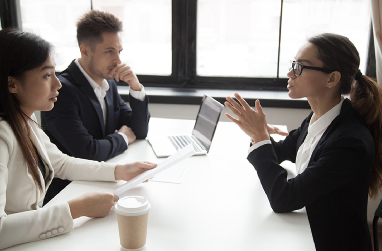 HR hỏi ‘‘Bạn có 3 giây để làm cho tôi cười’’ - Nữ ứng viên làm 1 điều bất ngờ khiến nhà tuyển dụng gật đầu lập tức- Ảnh 1.