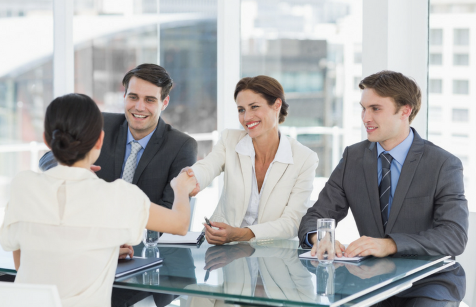 HR hỏi ‘‘Bạn có 3 giây để làm cho tôi cười’’ - Nữ ứng viên làm 1 điều bất ngờ khiến nhà tuyển dụng gật đầu lập tức- Ảnh 2.