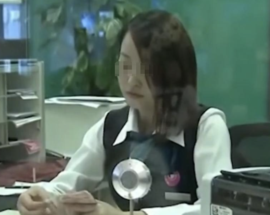 Người phụ nữ gửi tiết kiệm 200 tỷ, 30 phút sau số dư chỉ còn 0: Ngân hàng tuyên bố "Đó là lỗi của chị"- Ảnh 1.