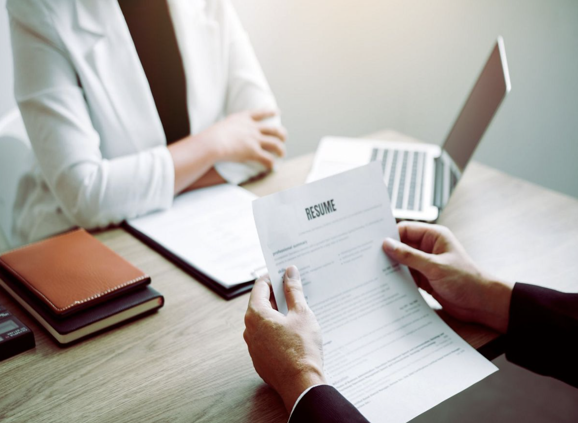 HR hỏi ‘‘Bạn có 3 giây để làm cho tôi cười’’ - Nữ ứng viên làm 1 điều bất ngờ khiến nhà tuyển dụng gật đầu lập tức- Ảnh 3.