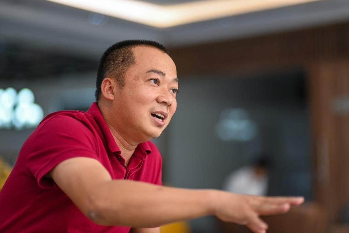 CLIP: Sếp lớn Thế giới Di động tự tay dọn dẹp sau Đại hội cổ đông- Ảnh 1.