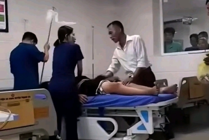 Người nhà bệnh nhân gào chửi, đấm đạp y bác sĩ: Bộ Y tế vào cuộc- Ảnh 1.