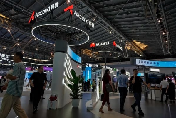 Không gì là không thể: Sau hệ điều hành 'cây nhà lá vườn', Huawei sắp ra mắt chip mới, tuyên bố mạnh ngang ngửa chip của Nvidia- Ảnh 1.