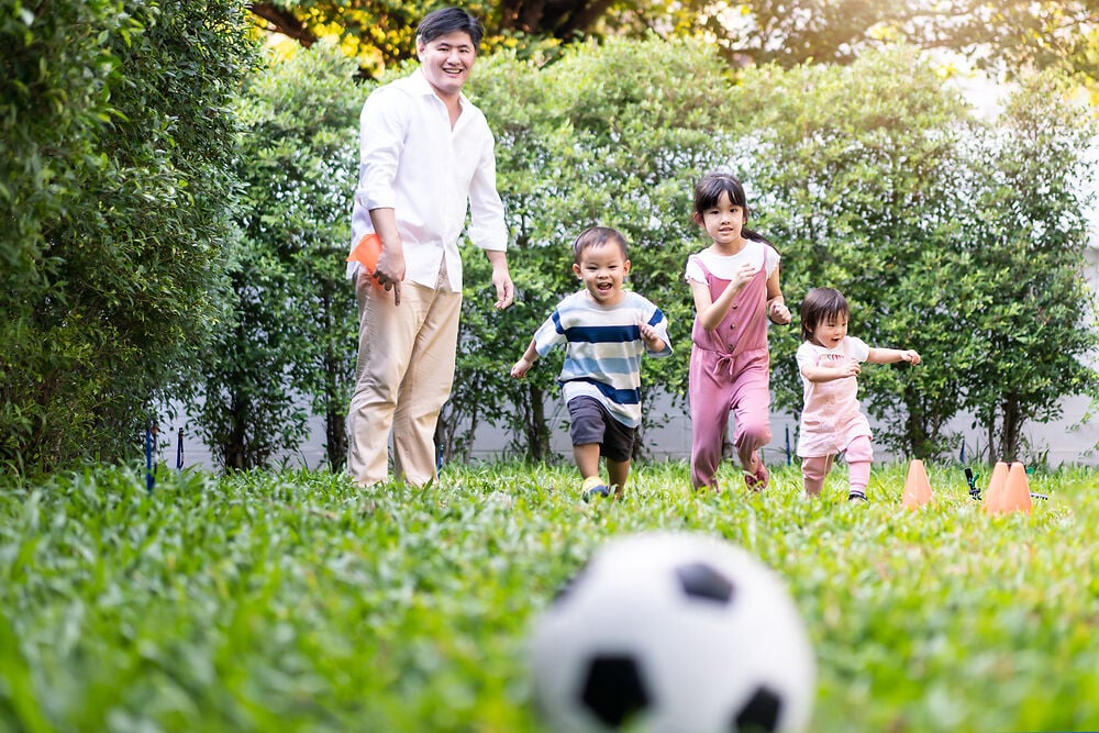 Những đứa trẻ thường xuyên ra ngoài chơi và luôn ở nhà sẽ có sự chênh lệch rõ ràng ở 3 khía cạnh sau!- Ảnh 1.
