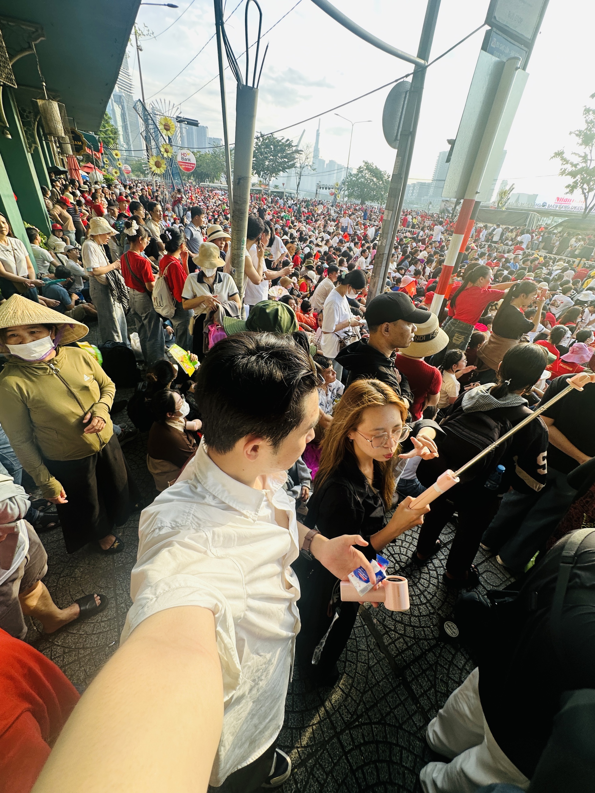 [CLIP] Nhật ký 15 tiếng tôi camping xem tổng duyệt diễu binh, khui trúng “sít rịt” đến 2 lần: Loạt tips cực đắt giá!- Ảnh 2.