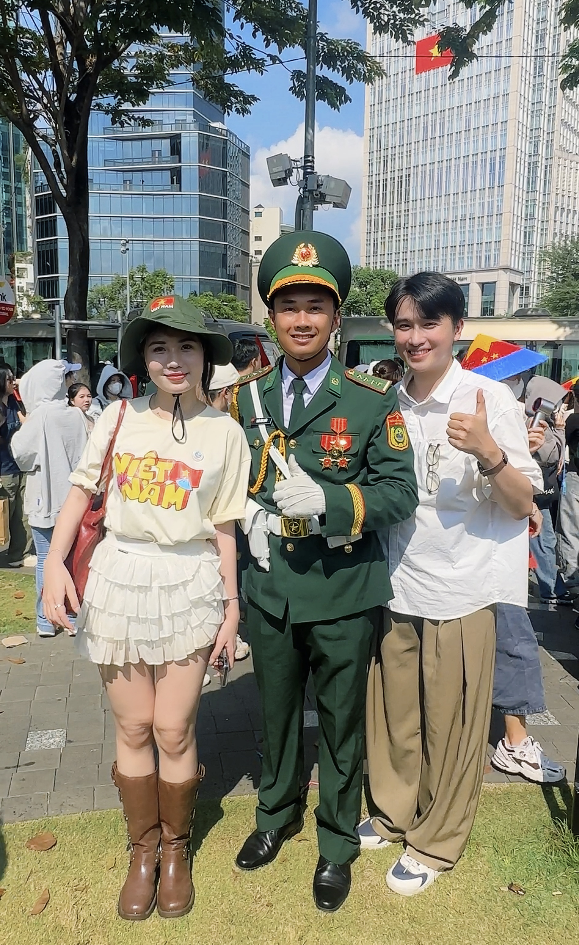 [CLIP] Nhật ký 15 tiếng tôi camping xem tổng duyệt diễu binh, khui trúng “sít rịt” đến 2 lần: Loạt tips cực đắt giá!- Ảnh 3.