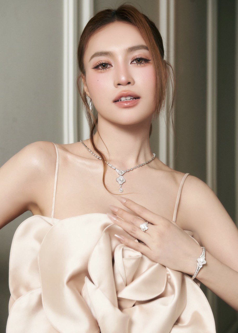 “Chị đẹp” Lan Ngọc bùng nổ nhan sắc cùng phụ kiện quý gần 800 triệu- Ảnh 2.