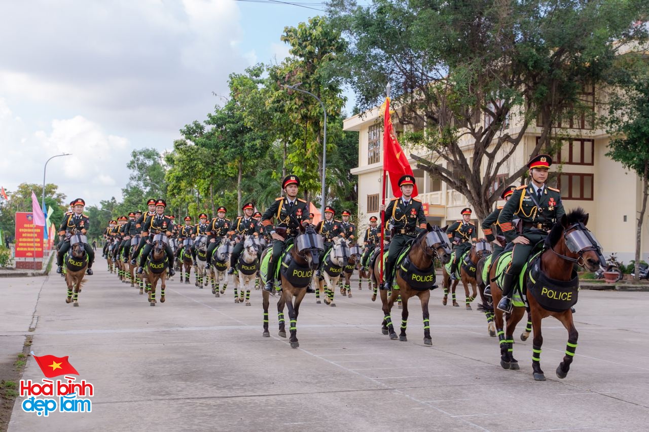 Gặp những chàng kỵ binh cưỡi ngựa từ Thái Nguyên vào TP.HCM chuẩn bị diễu binh 30/4: "Đời người mong được có vài lần"- Ảnh 1.