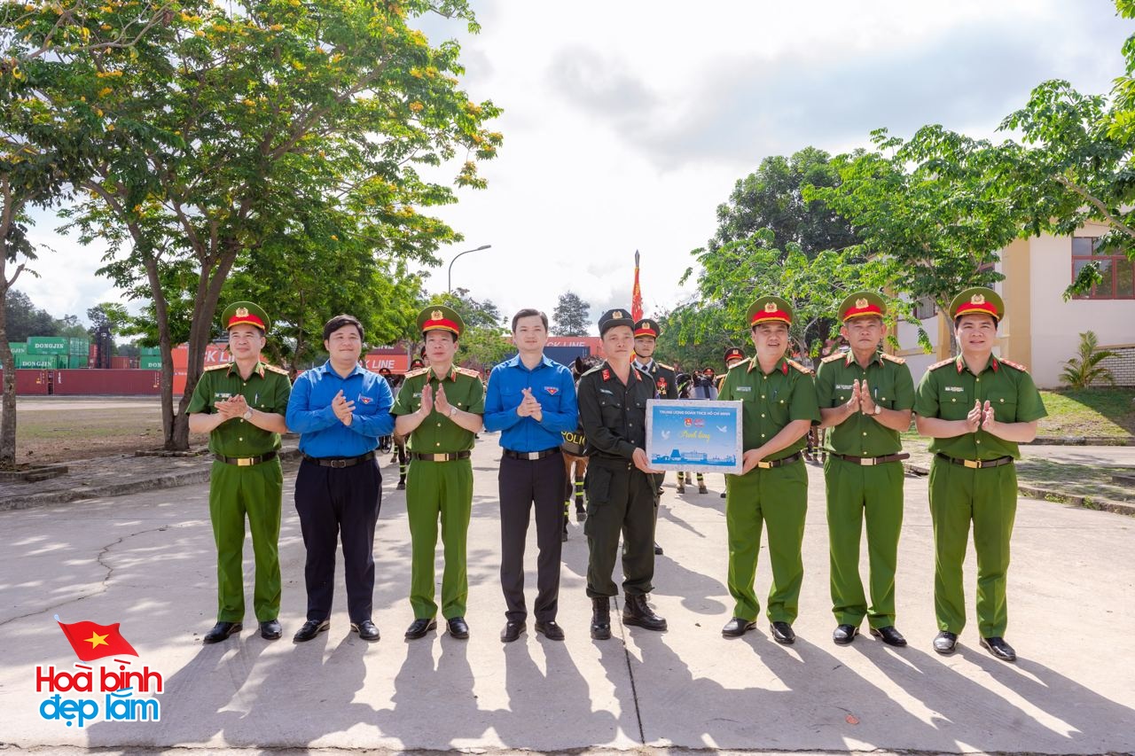 Gặp những chàng kỵ binh cưỡi ngựa từ Thái Nguyên vào TP.HCM chuẩn bị diễu binh 30/4: "Đời người mong được có vài lần"- Ảnh 13.