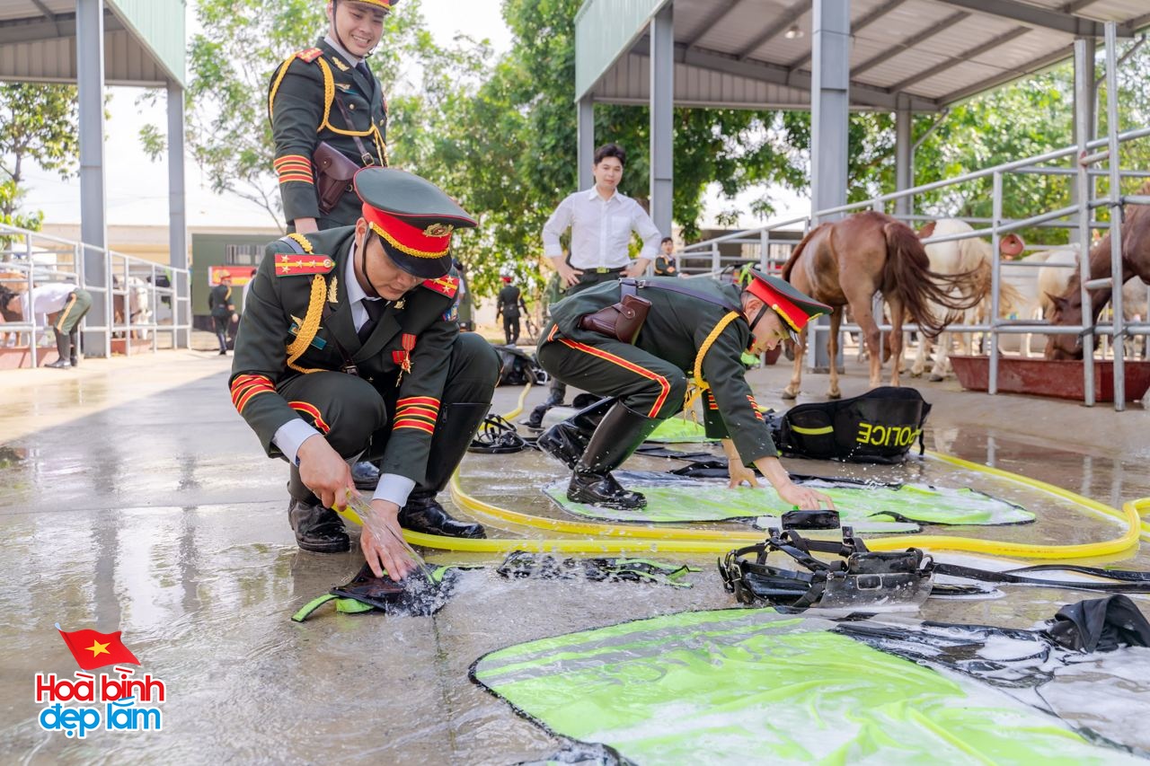 Gặp những chàng kỵ binh cưỡi ngựa từ Thái Nguyên vào TP.HCM chuẩn bị diễu binh 30/4: "Đời người mong được có vài lần"- Ảnh 10.