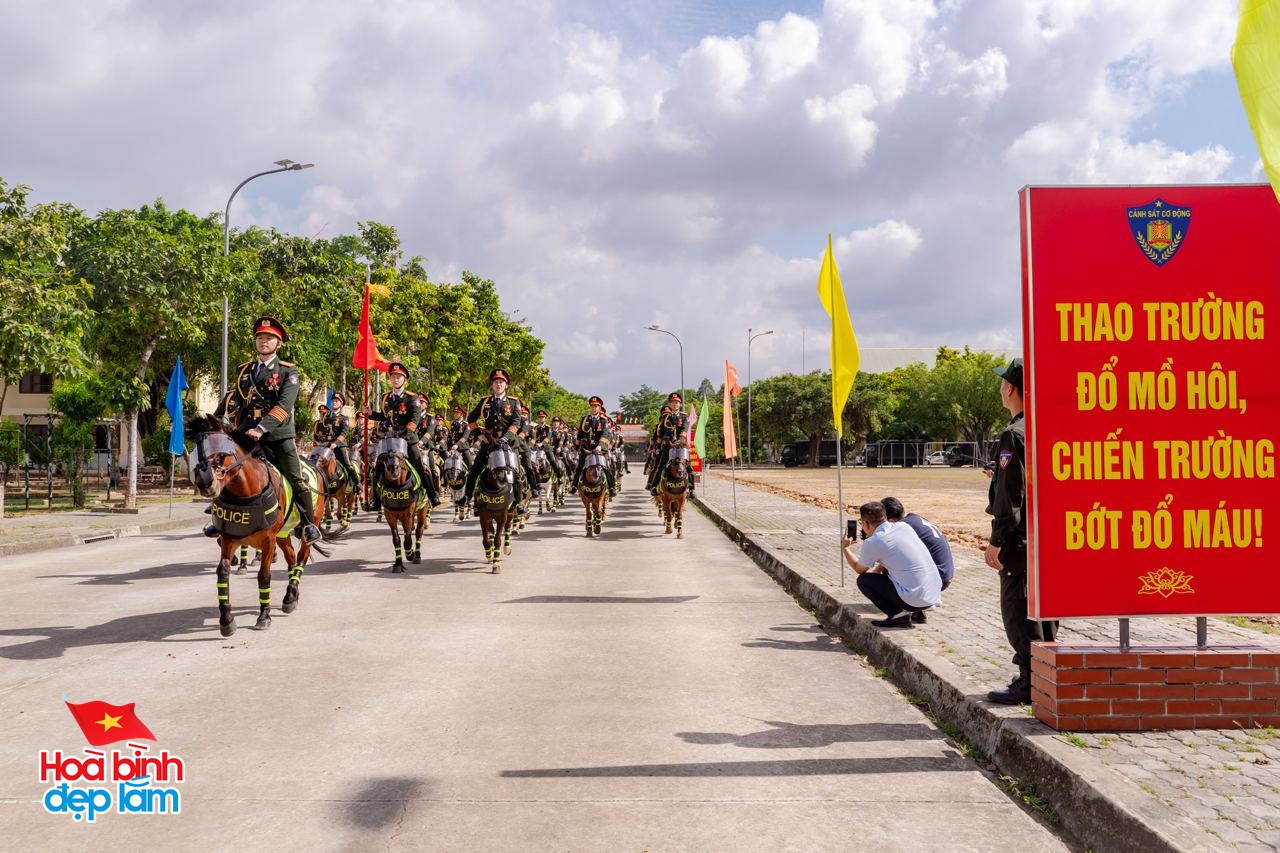 Gặp những chàng kỵ binh cưỡi ngựa từ Thái Nguyên vào TP.HCM chuẩn bị diễu binh 30/4: "Đời người mong được có vài lần"- Ảnh 14.