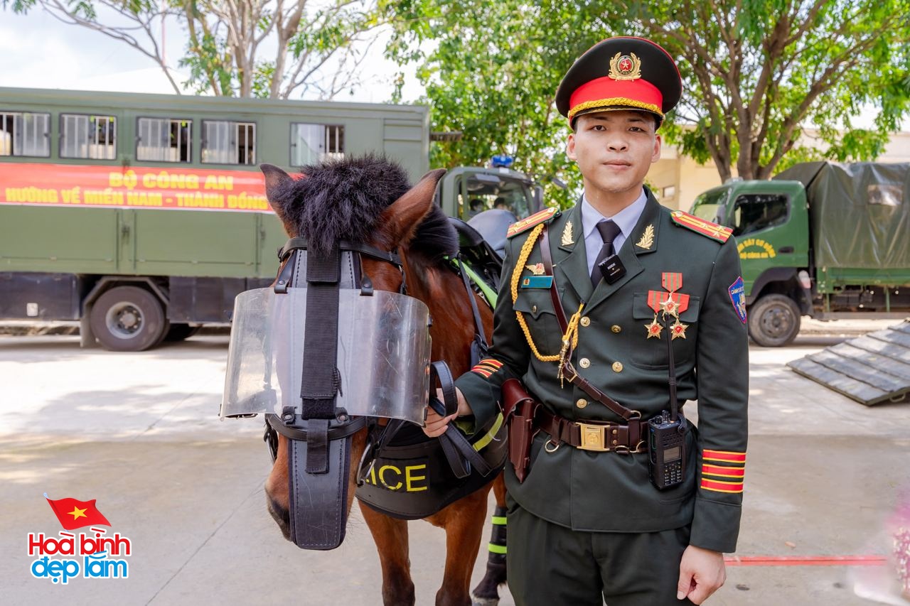Gặp những chàng kỵ binh cưỡi ngựa từ Thái Nguyên vào TP.HCM chuẩn bị diễu binh 30/4: "Đời người mong được có vài lần"- Ảnh 5.