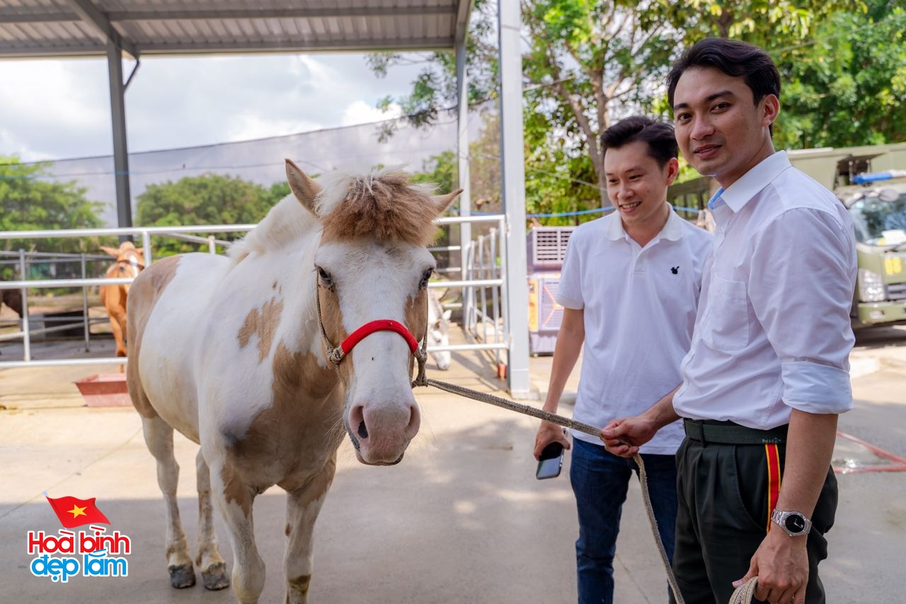 Gặp những chàng kỵ binh cưỡi ngựa từ Thái Nguyên vào TP.HCM chuẩn bị diễu binh 30/4: "Đời người mong được có vài lần"- Ảnh 9.