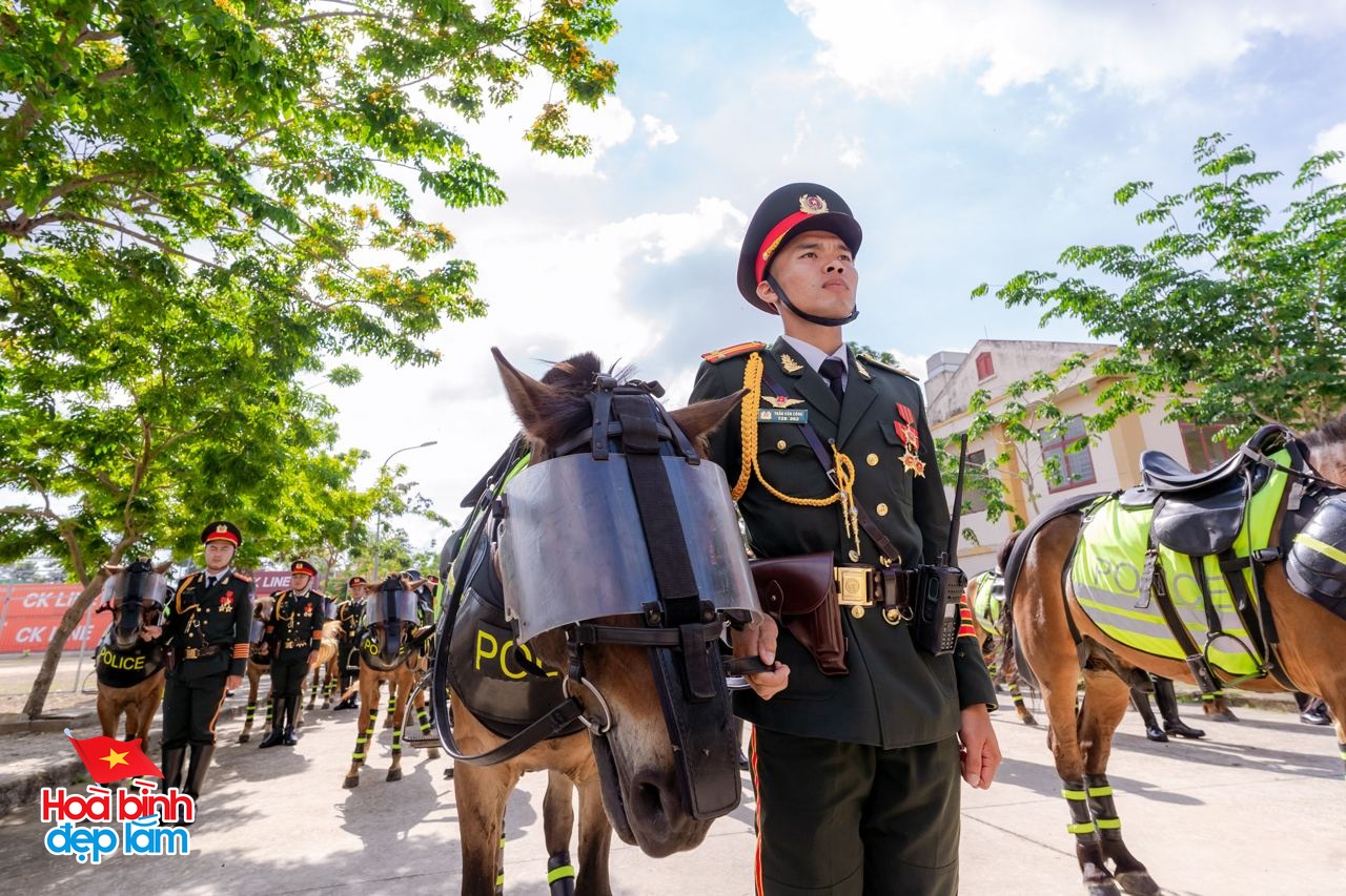 Gặp những chàng kỵ binh cưỡi ngựa từ Thái Nguyên vào TP.HCM chuẩn bị diễu binh 30/4: "Đời người mong được có vài lần"- Ảnh 4.