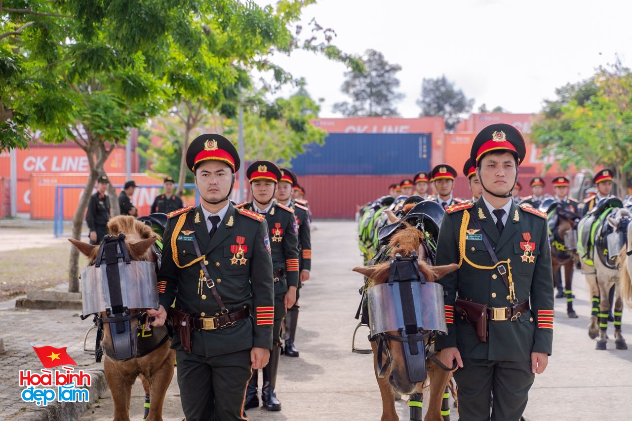 Gặp những chàng kỵ binh cưỡi ngựa từ Thái Nguyên vào TP.HCM chuẩn bị diễu binh 30/4: "Đời người mong được có vài lần"- Ảnh 3.