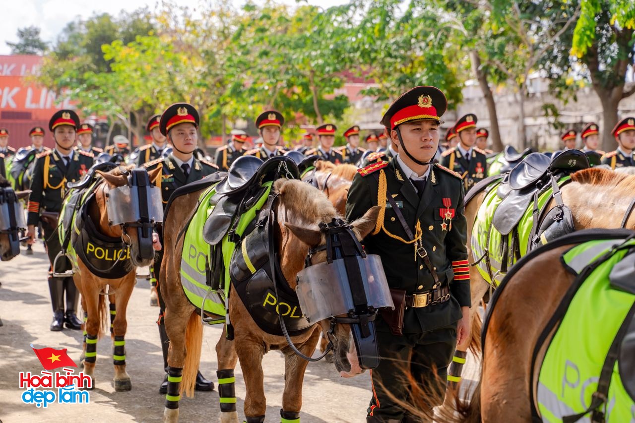 Gặp những chàng kỵ binh cưỡi ngựa từ Thái Nguyên vào TP.HCM chuẩn bị diễu binh 30/4: "Đời người mong được có vài lần"- Ảnh 2.