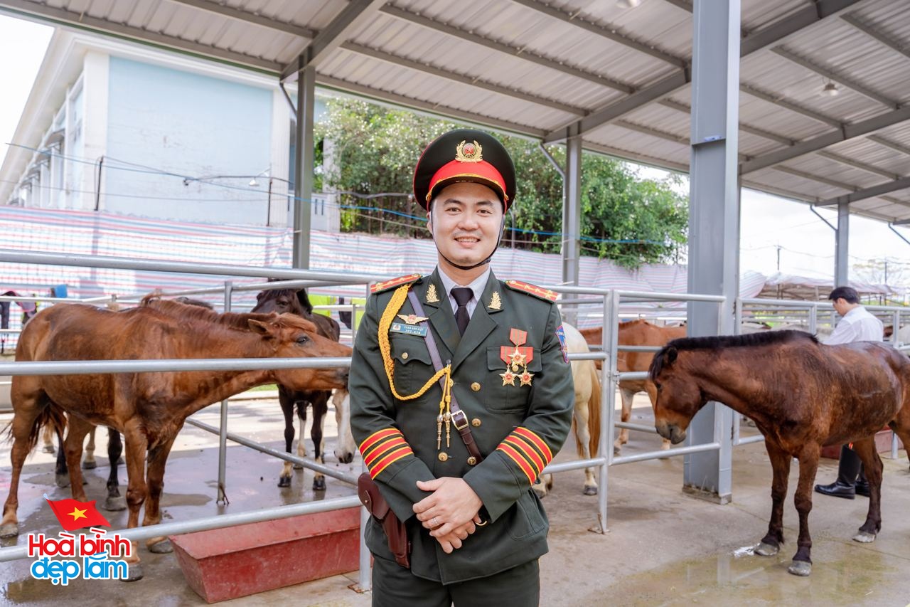 Gặp những chàng kỵ binh cưỡi ngựa từ Thái Nguyên vào TP.HCM chuẩn bị diễu binh 30/4: "Đời người mong được có vài lần"- Ảnh 8.