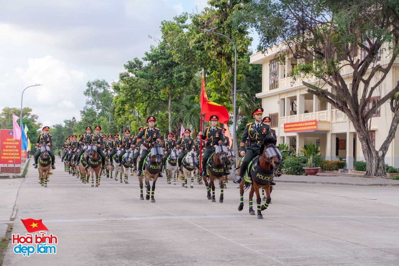 Gặp những chàng kỵ binh cưỡi ngựa từ Thái Nguyên vào TP.HCM chuẩn bị diễu binh 30/4: "Đời người mong được có vài lần"- Ảnh 15.