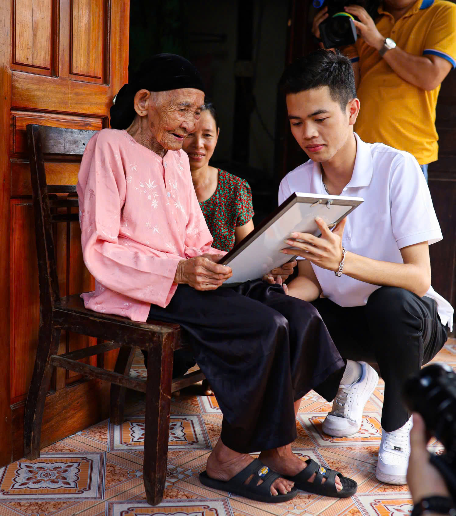 Chàng trai GenZ và hành trình phục dựng gần 7.000 di ảnh liệt sĩ: Vì mỗi bức ảnh là một linh hồn, một cuộc đời, một phần máu thịt của Tổ quốc- Ảnh 8.