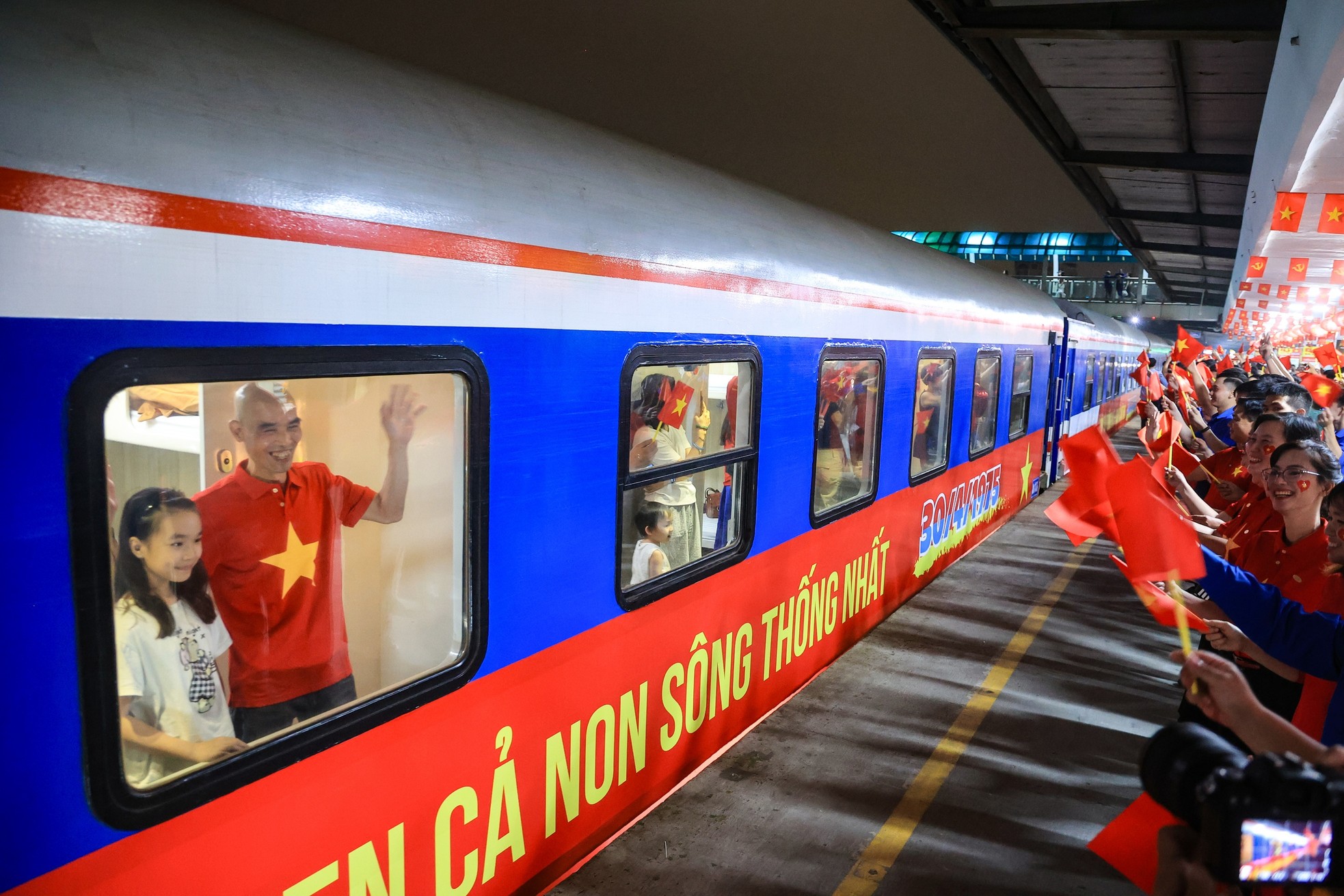 Xúc động hình ảnh đoàn tàu Thống Nhất đặc biệt nhất 50 năm rời ga Hà Nội- Ảnh 2.