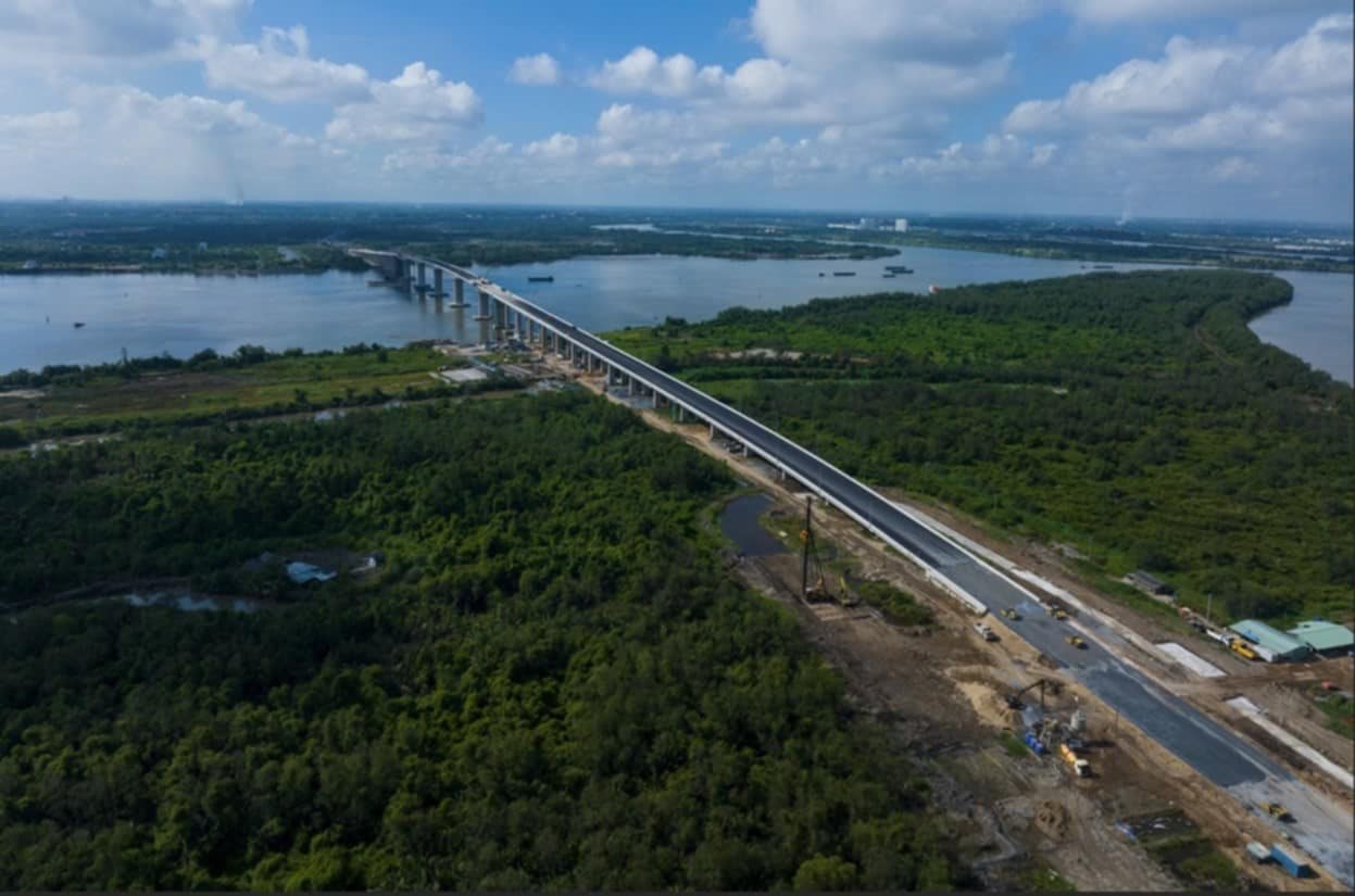 Ngắm cây cầu 7.000 tỷ đồng thông xe chào mừng đại lễ 30/4 - 1/5, vượt tiến độ 3 tháng so với hợp đồng- Ảnh 1.