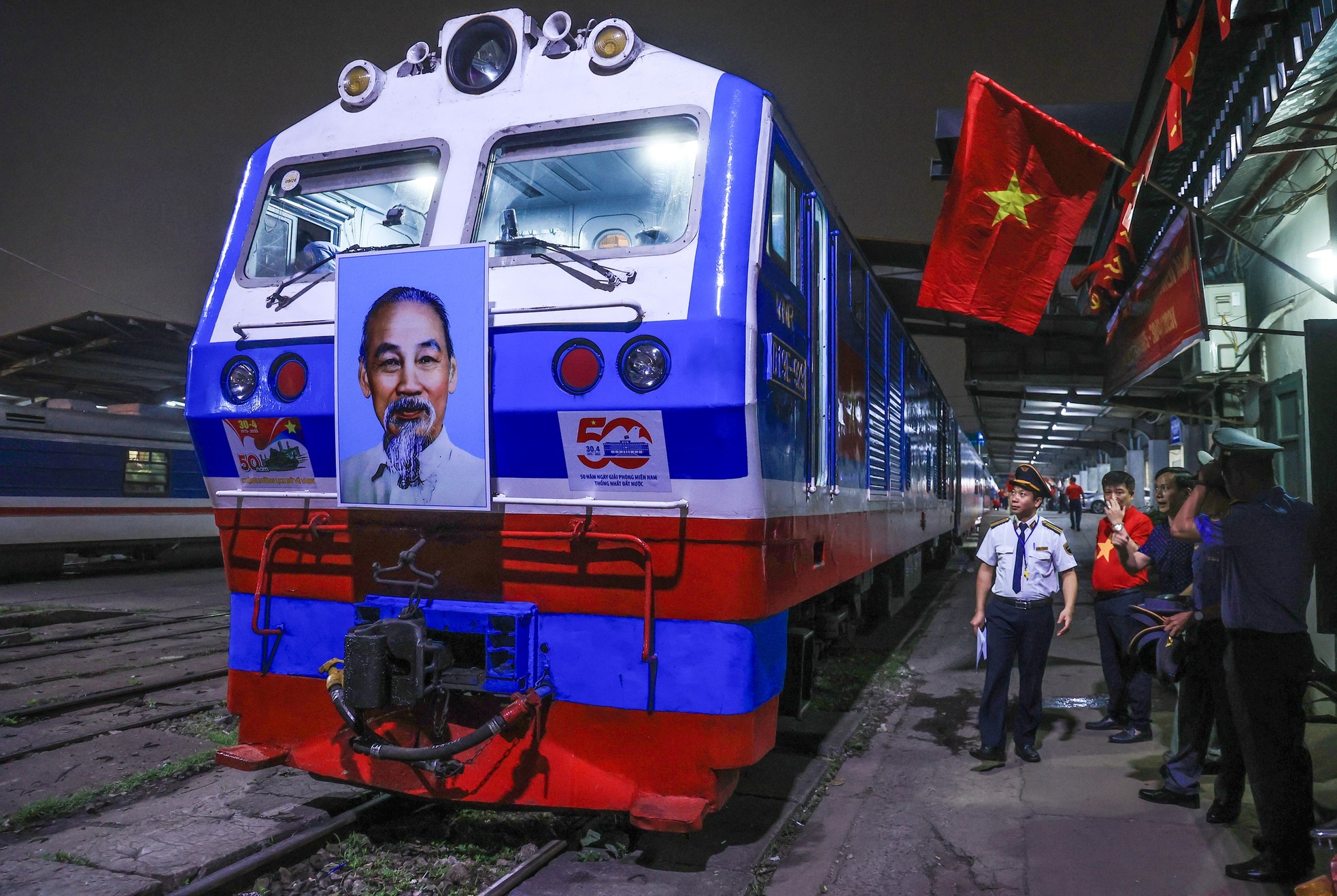 Xúc động hình ảnh đoàn tàu Thống Nhất đặc biệt nhất 50 năm rời ga Hà Nội- Ảnh 1.