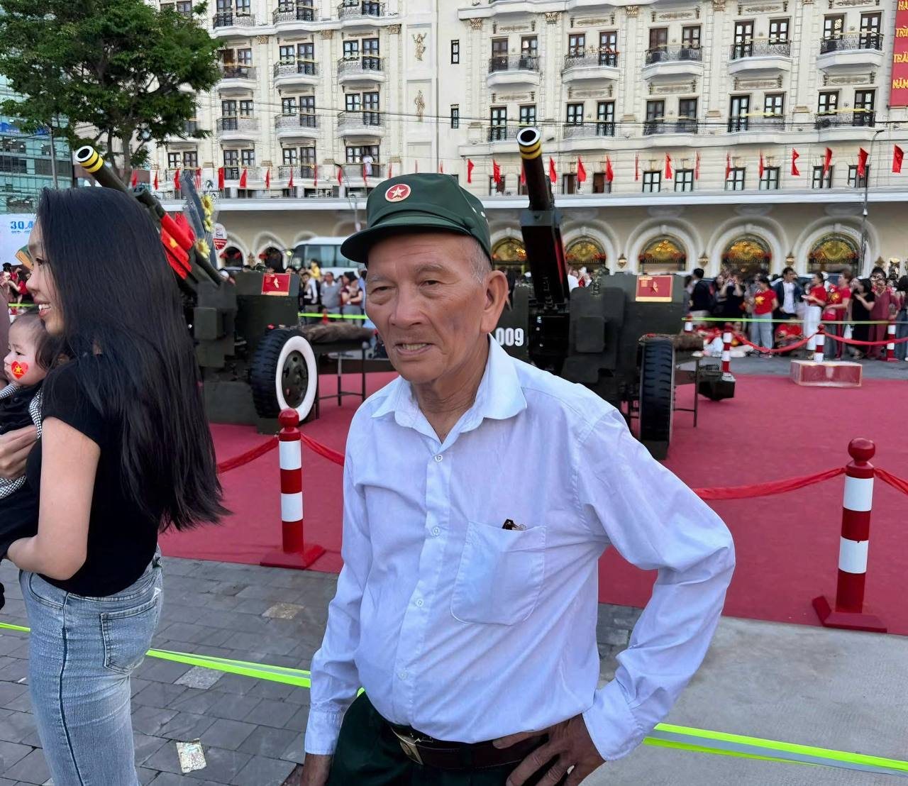 “Khối xuyên Việt” U80 gặp '"Khối chở loa" hot nhất cõi mạng: Cựu chiến binh nhận xét 1 câu nghe đã gì đâu!- Ảnh 4.