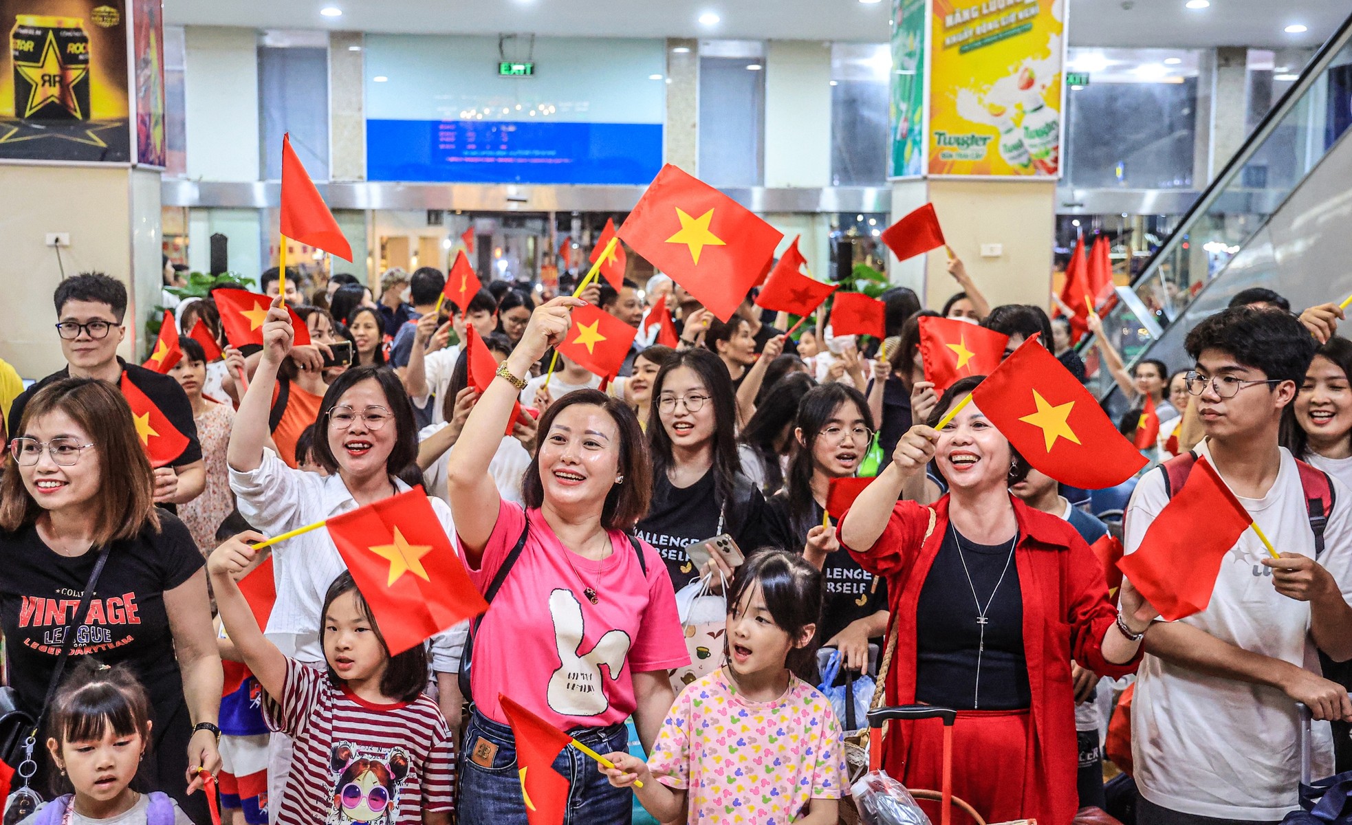 Xúc động hình ảnh đoàn tàu Thống Nhất đặc biệt nhất 50 năm rời ga Hà Nội- Ảnh 3.