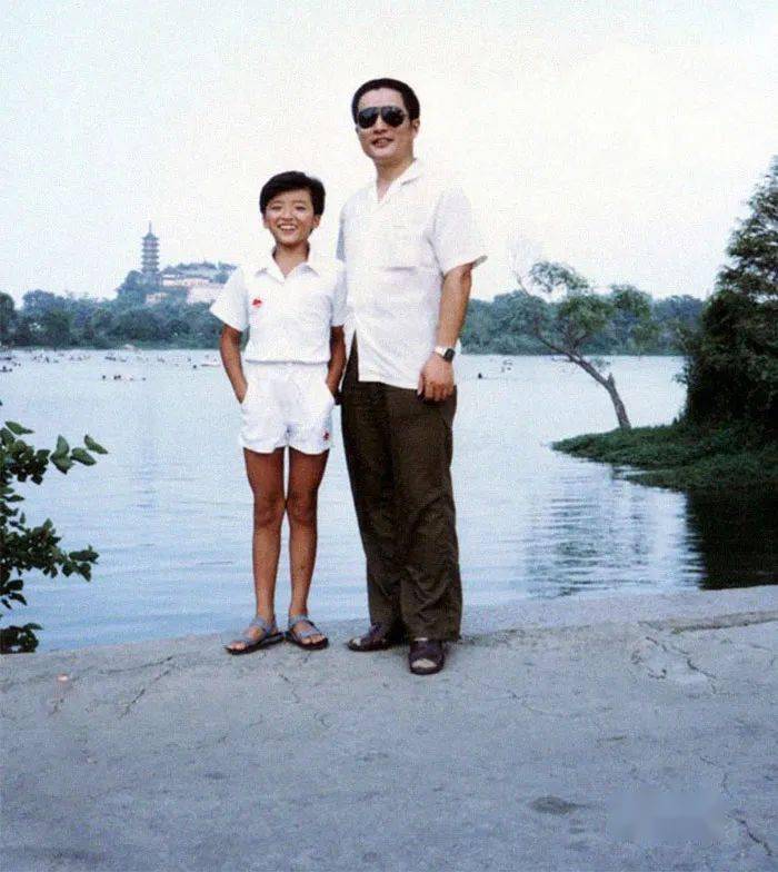 Bộ ảnh bố và con gái chụp ở cùng 1 địa điểm, cùng 1 ngày suốt 40 năm: Xem đến cuối ai cũng bật khóc- Ảnh 9. Bộ ảnh bố và con gái chụp ở cùng 1 địa điểm, cùng 1 ngày suốt 40 năm: Xem đến cuối ai cũng bật khóc- Ảnh 9.