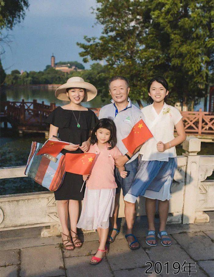Bộ ảnh bố và con gái chụp ở cùng 1 địa điểm, cùng 1 ngày suốt 40 năm: Xem đến cuối ai cũng bật khóc- Ảnh 19. Bộ ảnh bố và con gái chụp ở cùng 1 địa điểm, cùng 1 ngày suốt 40 năm: Xem đến cuối ai cũng bật khóc- Ảnh 19.