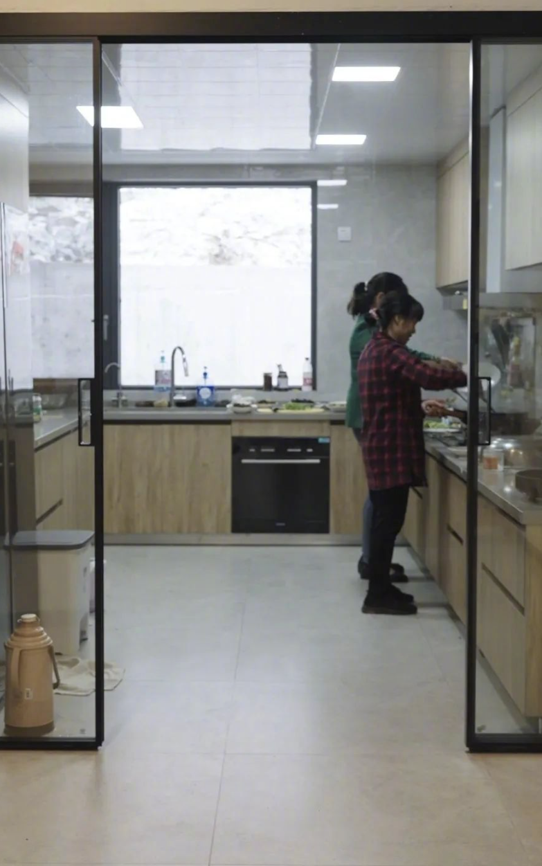 Biệt thự của vợ chồng già ở lưng chừng núi khiến hàng xóm ngỡ ngàng: Thiết kế ‘‘không giống ai’’, diện tích 450m2 đủ cho 3 thế hệ- Ảnh 8. Biệt thự của vợ chồng già ở lưng chừng núi khiến hàng xóm ngỡ ngàng: Thiết kế ‘‘không giống ai’’, diện tích 450m2 đủ cho 3 thế hệ- Ảnh 8.
