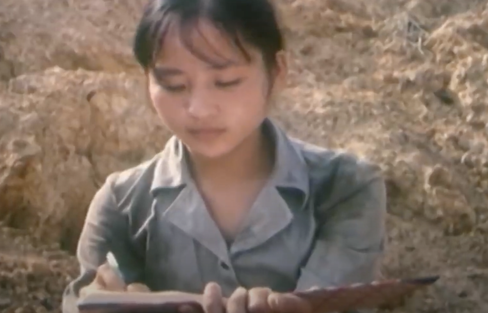 Bộ phim khiến ai cũng phải cúi đầu cảm phục, tự hào trước sự hy sinh của những “bóng hồng bất tử”: Cục trưởng Xuân Bắc có vai “để đời”- Ảnh 3.