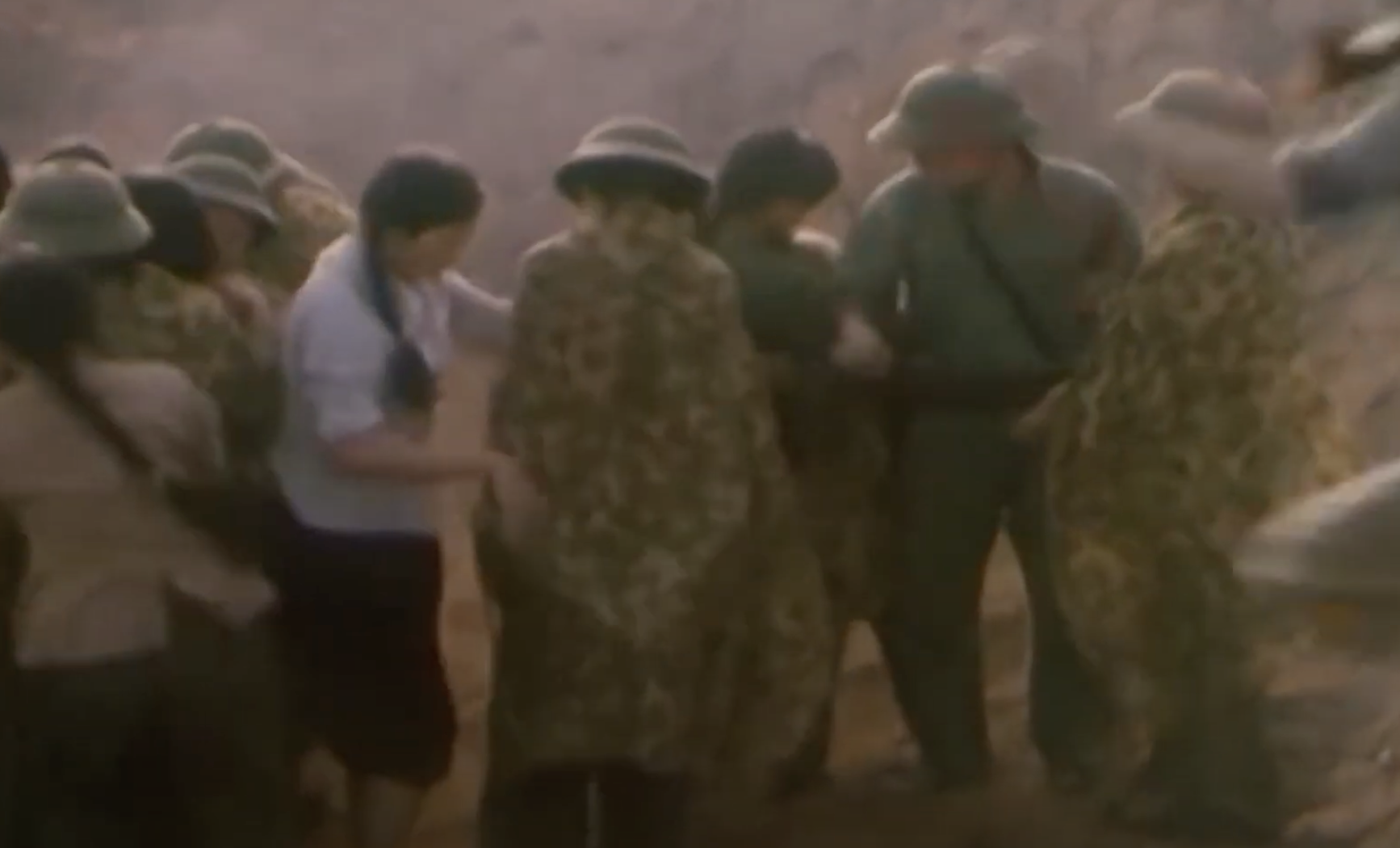 Bộ phim khiến ai cũng phải cúi đầu cảm phục, tự hào trước sự hy sinh của những “bóng hồng bất tử”: Cục trưởng Xuân Bắc có vai “để đời”- Ảnh 5.