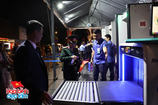 6:30 sáng: “Khối yêu nước” ở trung tâm TP.HCM gọi nhau dậy sau đêm cắm trại, không khí đại lễ 30/4 dần nóng lên!- Ảnh 22.