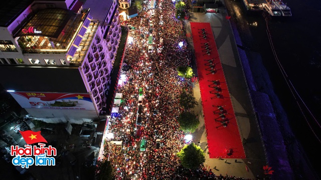 6:30 sáng: “Khối yêu nước” ở trung tâm TP.HCM gọi nhau dậy sau đêm cắm trại, không khí đại lễ 30/4 dần nóng lên!- Ảnh 16.