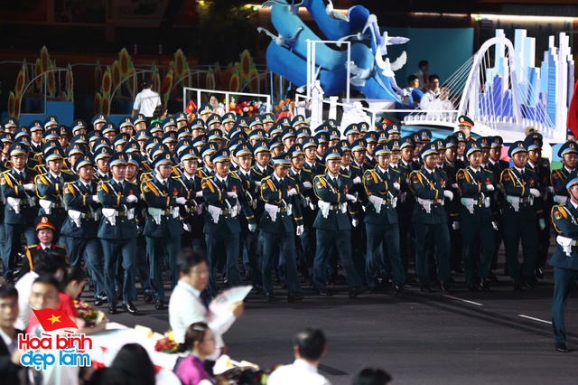 6:30 sáng: “Khối yêu nước” ở trung tâm TP.HCM gọi nhau dậy sau đêm cắm trại, không khí đại lễ 30/4 dần nóng lên!- Ảnh 27.