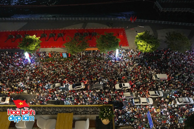 6:30 sáng: “Khối yêu nước” ở trung tâm TP.HCM gọi nhau dậy sau đêm cắm trại, không khí đại lễ 30/4 dần nóng lên!- Ảnh 17.