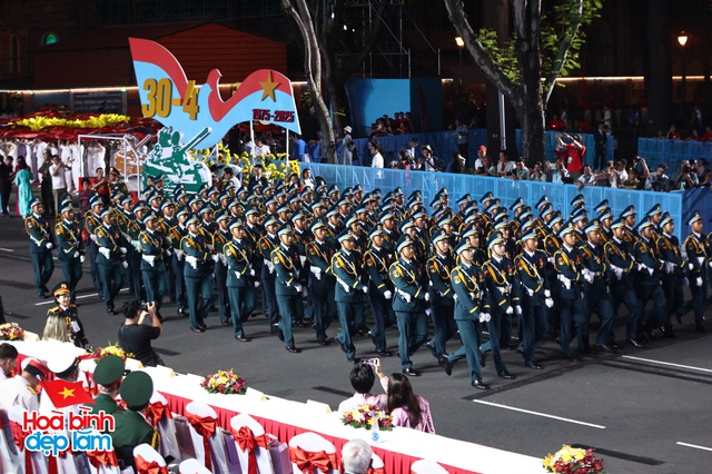 6:30 sáng: “Khối yêu nước” ở trung tâm TP.HCM gọi nhau dậy sau đêm cắm trại, không khí đại lễ 30/4 dần nóng lên!- Ảnh 28.