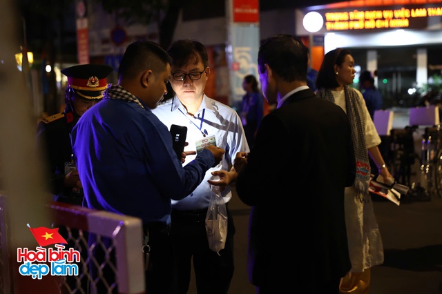 6:30 sáng: “Khối yêu nước” ở trung tâm TP.HCM gọi nhau dậy sau đêm cắm trại, không khí đại lễ 30/4 dần nóng lên!- Ảnh 21.