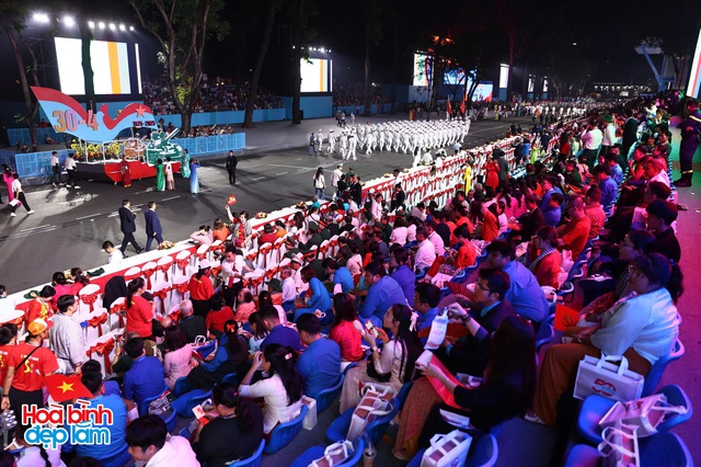 6:30 sáng: “Khối yêu nước” ở trung tâm TP.HCM gọi nhau dậy sau đêm cắm trại, không khí đại lễ 30/4 dần nóng lên!- Ảnh 32.