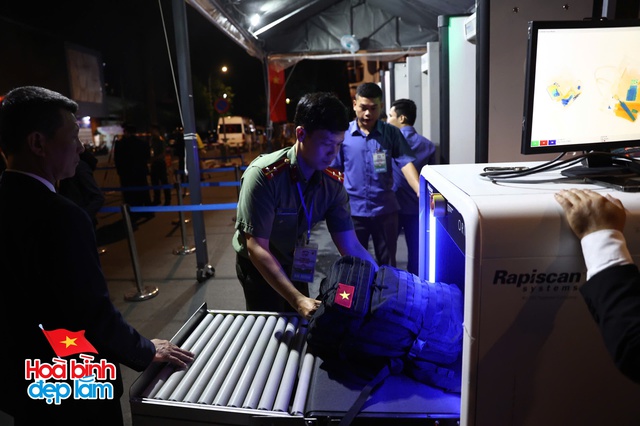 6:30 sáng: “Khối yêu nước” ở trung tâm TP.HCM gọi nhau dậy sau đêm cắm trại, không khí đại lễ 30/4 dần nóng lên!- Ảnh 23.