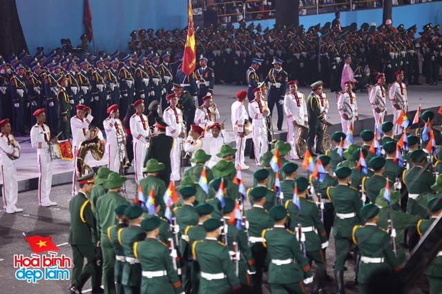 6:30 sáng: “Khối yêu nước” ở trung tâm TP.HCM gọi nhau dậy sau đêm cắm trại, không khí đại lễ 30/4 dần nóng lên!- Ảnh 29.