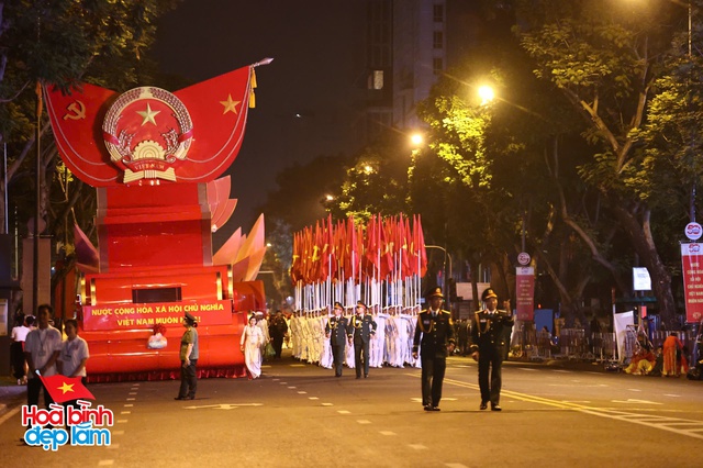 6:30 sáng: “Khối yêu nước” ở trung tâm TP.HCM gọi nhau dậy sau đêm cắm trại, không khí đại lễ 30/4 dần nóng lên!- Ảnh 25.