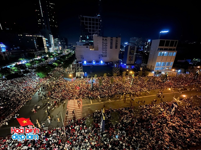 6:30 sáng: “Khối yêu nước” ở trung tâm TP.HCM gọi nhau dậy sau đêm cắm trại, không khí đại lễ 30/4 dần nóng lên!- Ảnh 18.