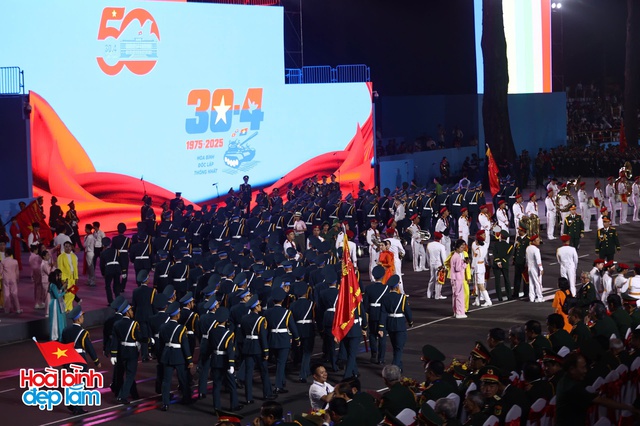 6:30 sáng: “Khối yêu nước” ở trung tâm TP.HCM gọi nhau dậy sau đêm cắm trại, không khí đại lễ 30/4 dần nóng lên!- Ảnh 26.