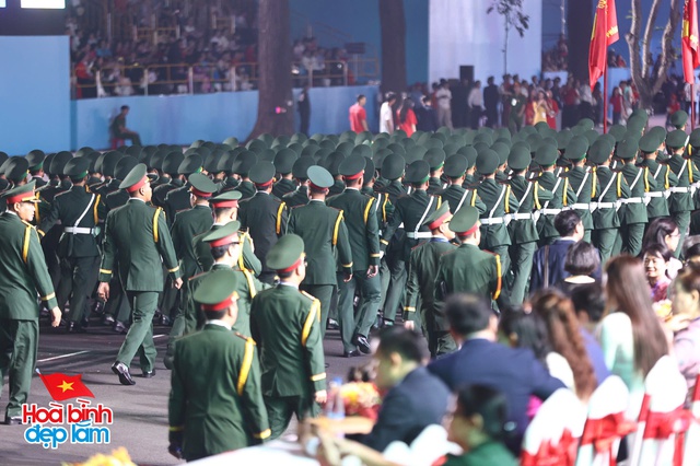 6:30 sáng: “Khối yêu nước” ở trung tâm TP.HCM gọi nhau dậy sau đêm cắm trại, không khí đại lễ 30/4 dần nóng lên!- Ảnh 30.