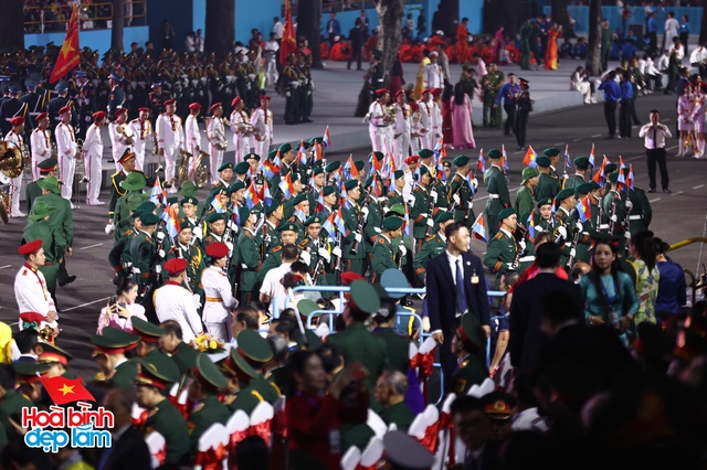 6:30 sáng: “Khối yêu nước” ở trung tâm TP.HCM gọi nhau dậy sau đêm cắm trại, không khí đại lễ 30/4 dần nóng lên!- Ảnh 31.