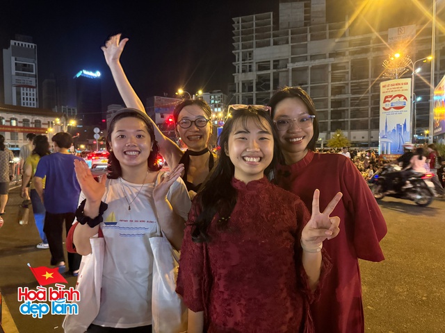 6:30 sáng: “Khối yêu nước” ở trung tâm TP.HCM gọi nhau dậy sau đêm cắm trại, không khí đại lễ 30/4 dần nóng lên!- Ảnh 15.